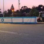 קולנועית ועליה חיילים, לצד דגל ישראל. צילום: קיבוץ בית קמה 