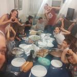 משפחות מגברעם נהנות מארוחת שישי שבישלו להן חברות וחברי גבת המארחים