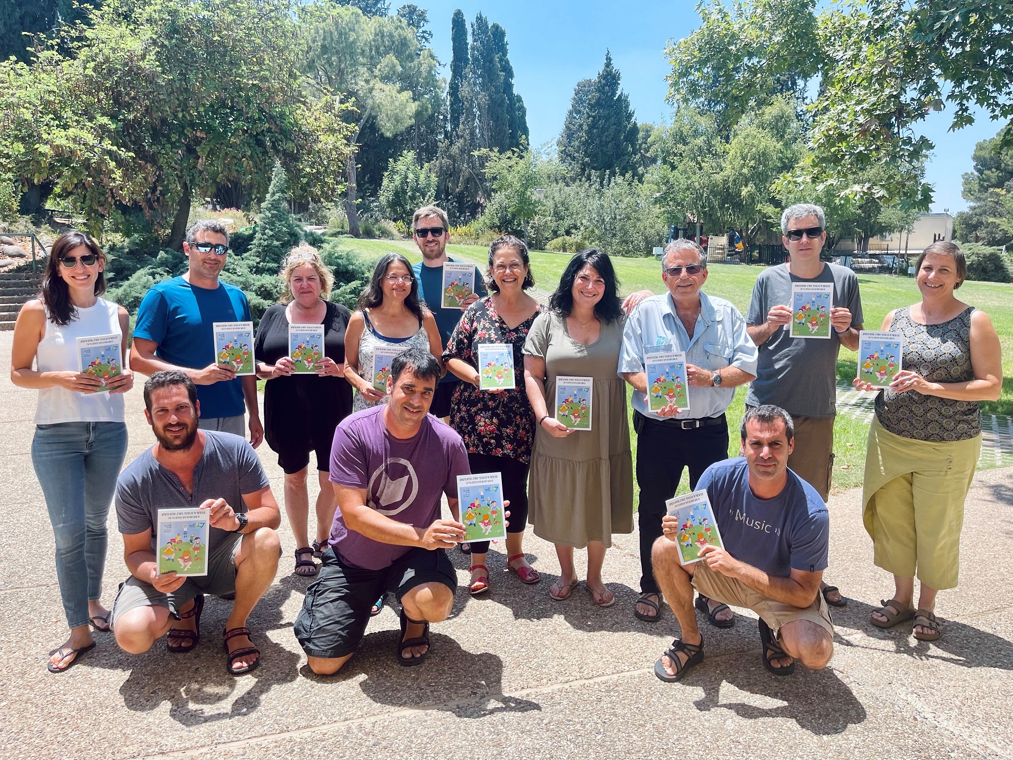 בתמונה: כל צוות אגף חינוך כבר קיבל את הספר החדש – עכשיו תורכם ותורכן!