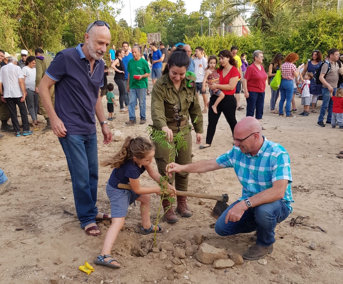 בתגובה לטרור העפיפונים: קיבוצי ויישובי עוטף עזה יזמו מבצע נטיעות גדול ברחבי העוטף 