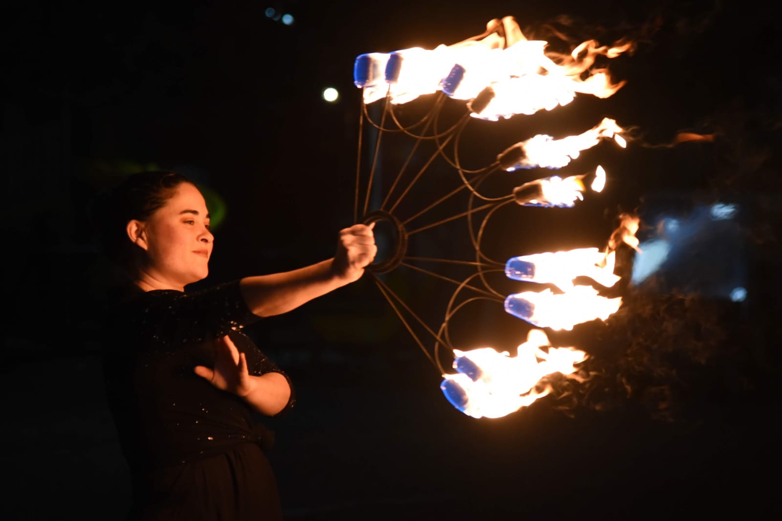  נעמה, אומנית קרקס ולהטוטנית מקצועית מגן שמואל, שמעה על בקשת המועדון והתגייסה אף היא להופיע בהתנדבות