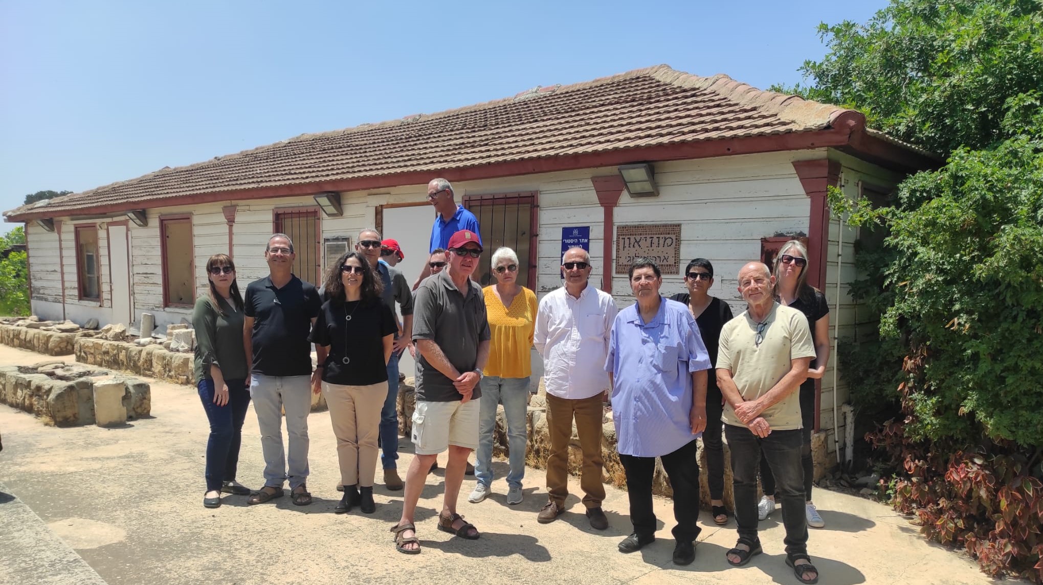 מטה התנועה מחוץ למוזיאון הארכיאולוגי בדורות