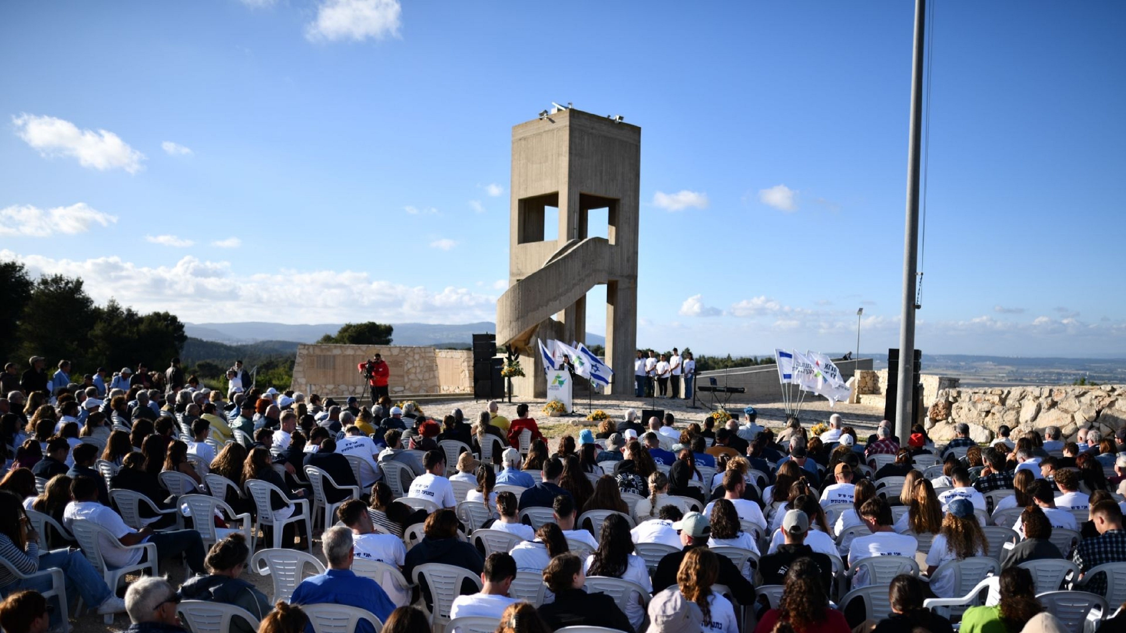 הטקס השנתי  באנדרטה בשנה שעברה. השנה ייערך במתכונת מצומצמת עד לבניית הקיר החדש. צילום: אלעד גוטמן