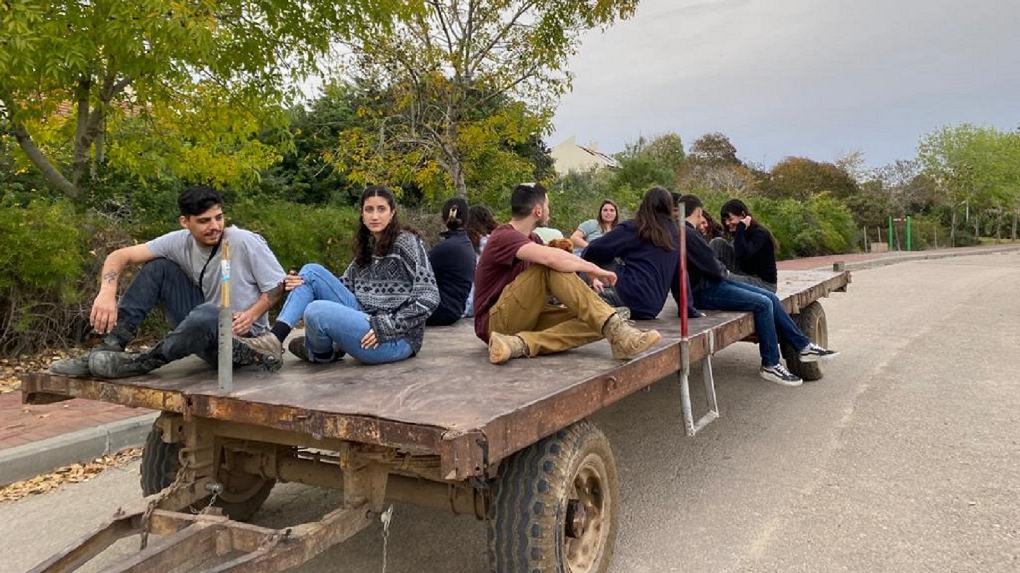 משתתפי הקיבוץ הנודד בקיבוץ מפלסים. נודדים צפונה כעת