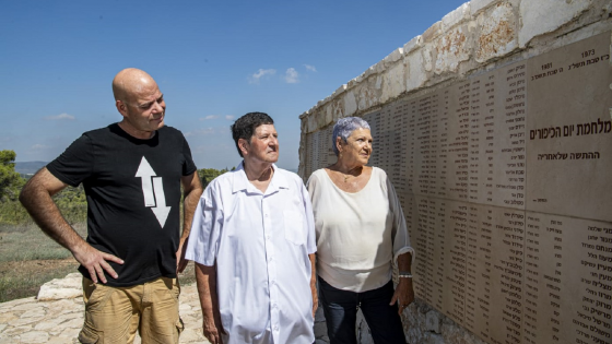 ניר באנדרטה עם אלמנתו ובנו של יוסף שריד ז"ל