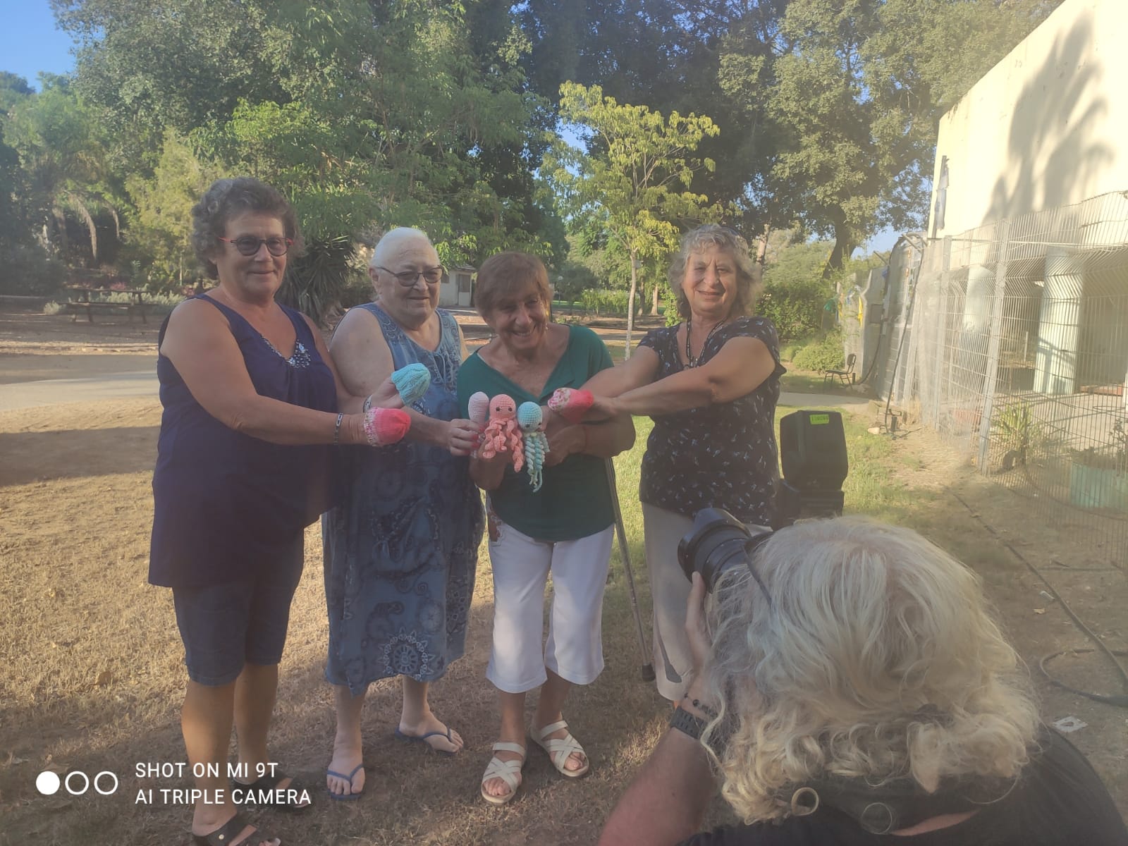 נציגות הסבתות הסורגות מעין השלושה מצטלמות לכתבה בידיעות אחרונות