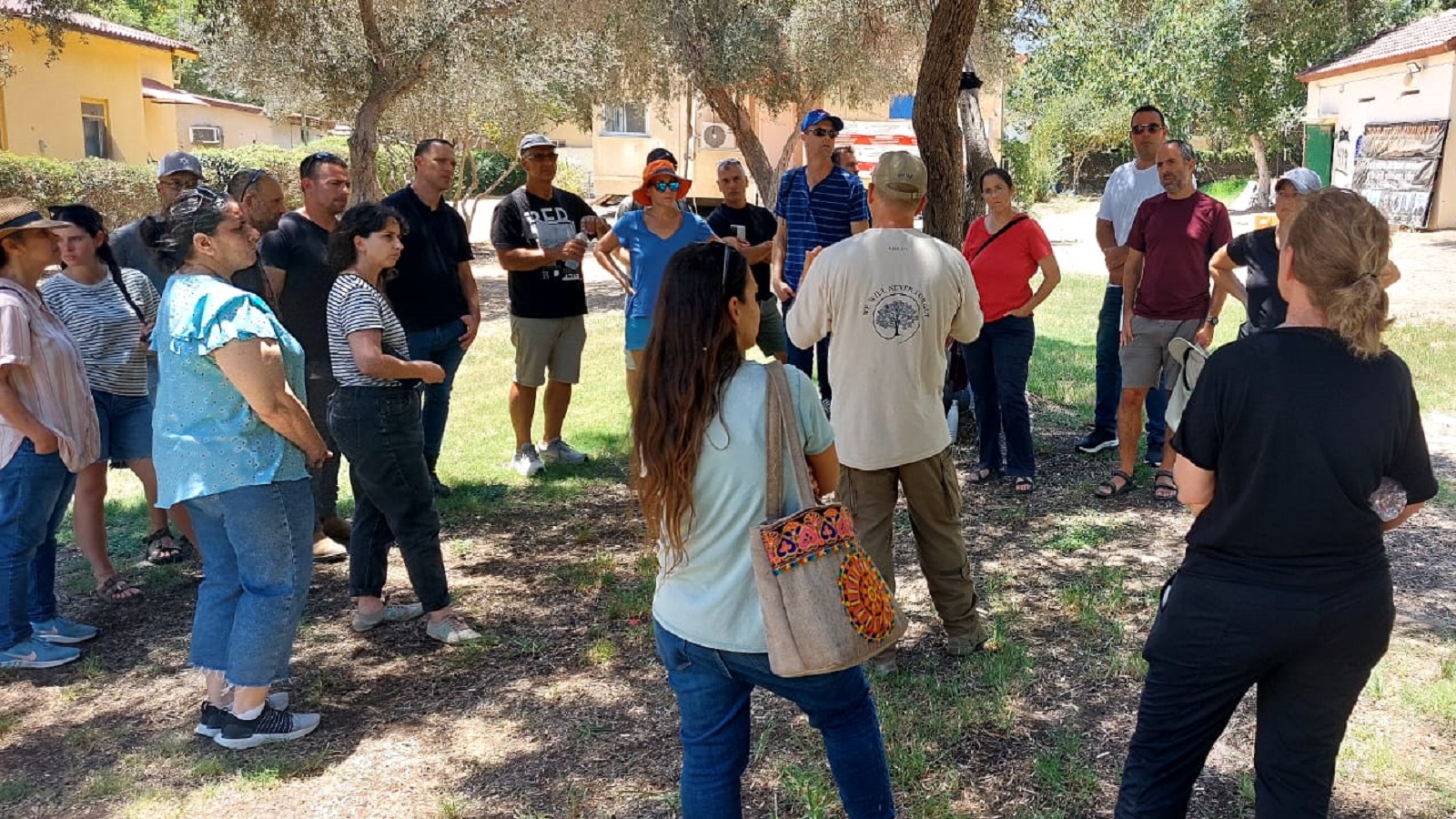 הביקור בכפר עזה במסגרת מפגש הסיום של הקורס להכשרת מנהלי קהילה. מספר שיא של משתתפים