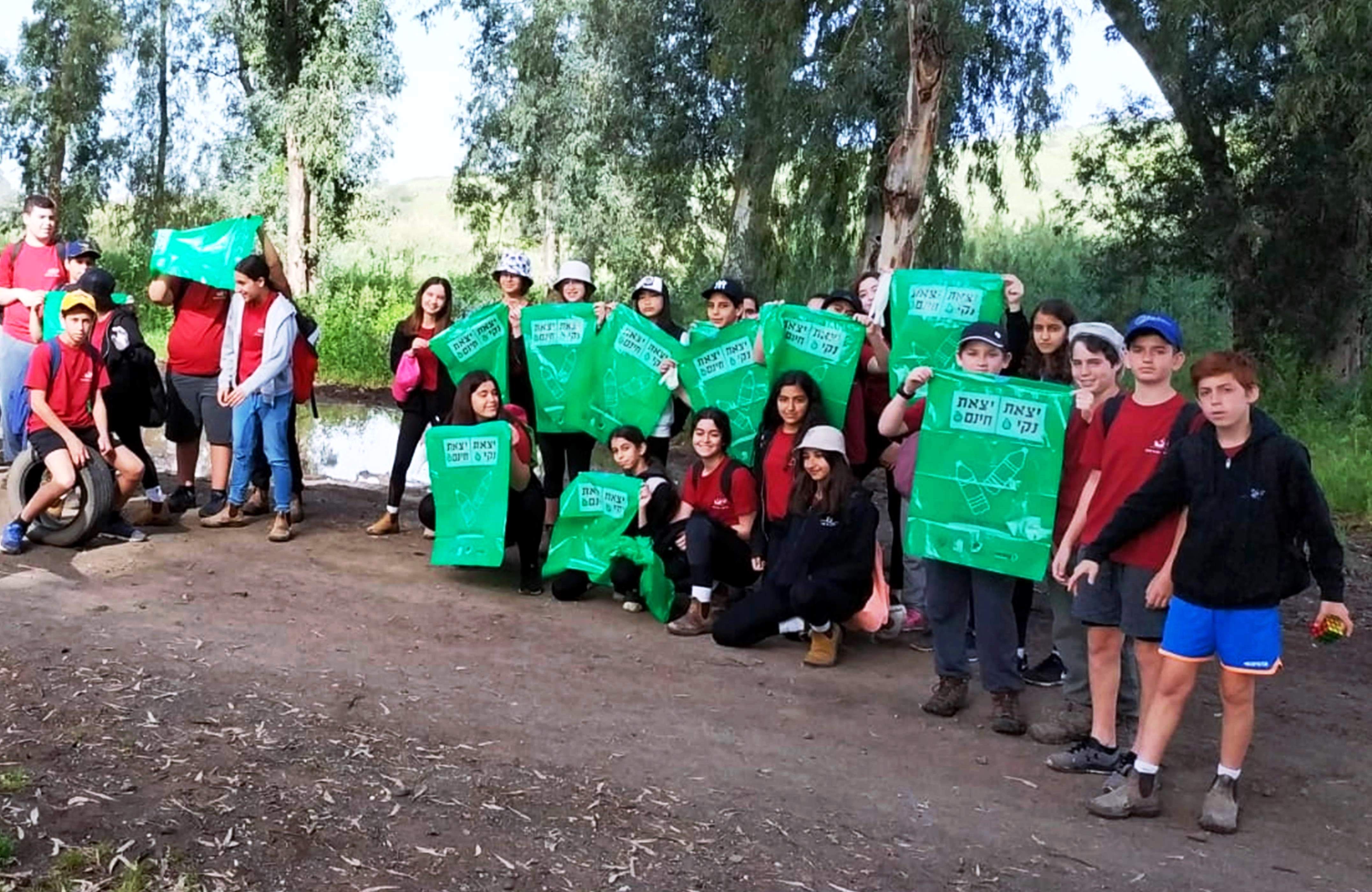 ילדי עמק הירדן במבצע ניקיון 'שביל סובב כינרת' לפסח