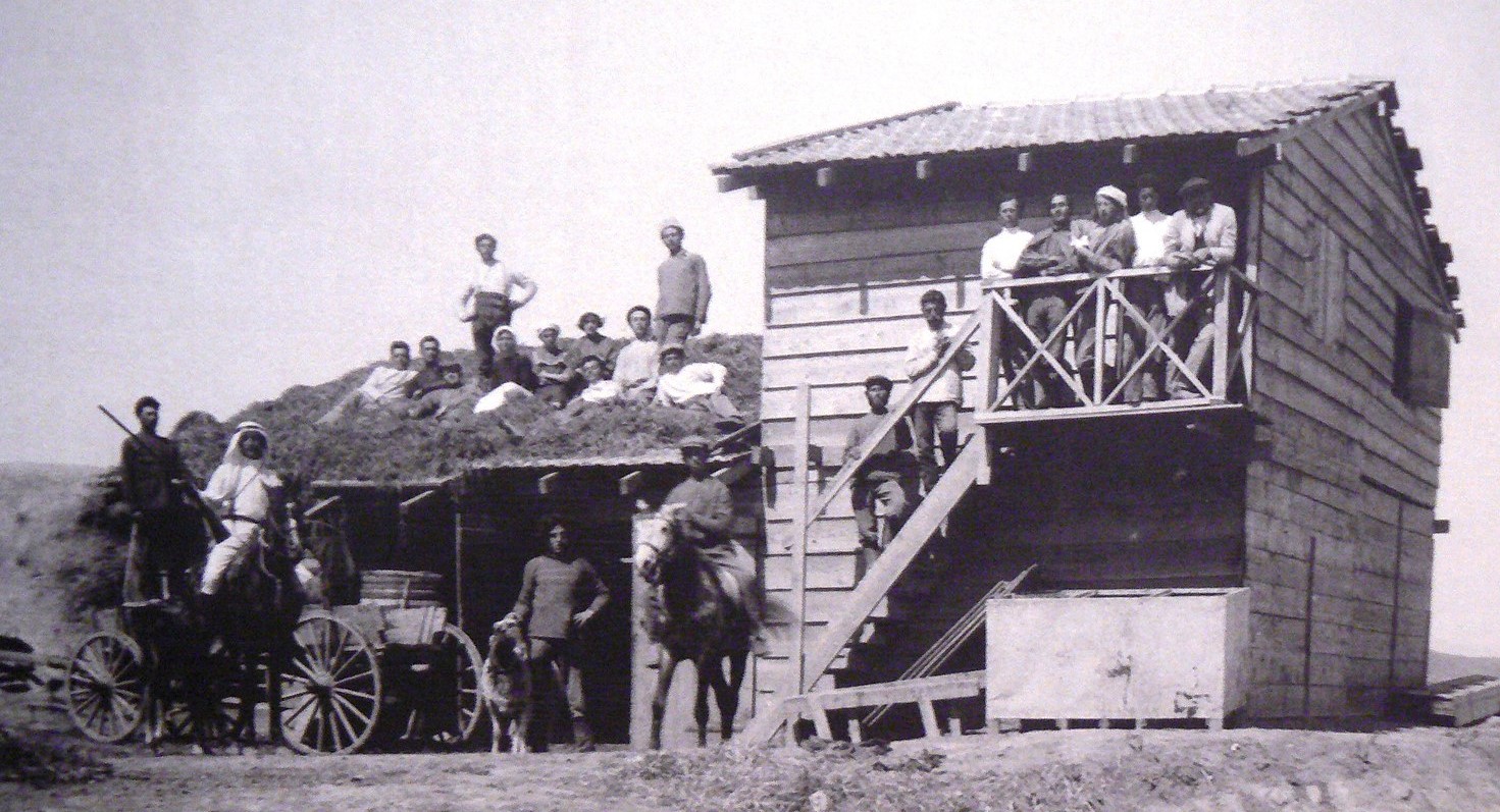 הצריף באום ג'וני בשנת 1910, מקום ההתיישבות הראשון של מקימי קבוצת דגניה א'. צילום: אברהם סוסקין