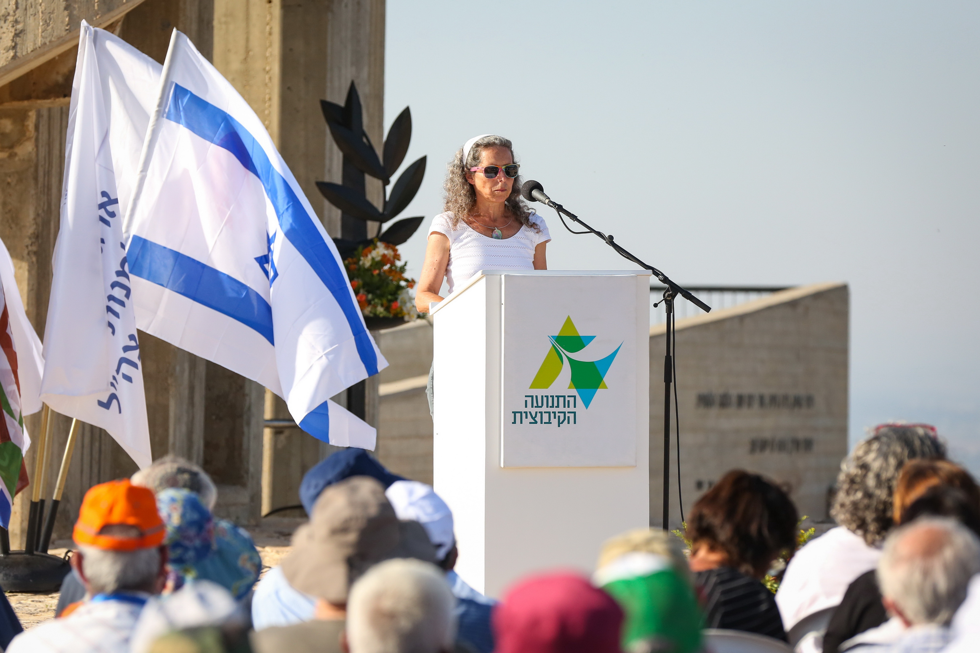 נועה שדמי, בתו של סגן אלוף אוהד שדמי ז"ל, נושאת דברים בטקס בשם המשפחות השכולות