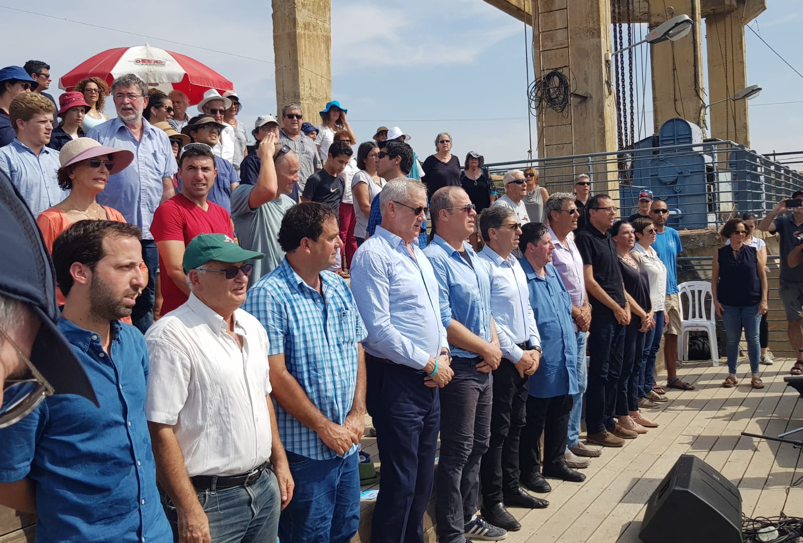 משתתפי העצרת בשירת ההמנון עם תום העצרת