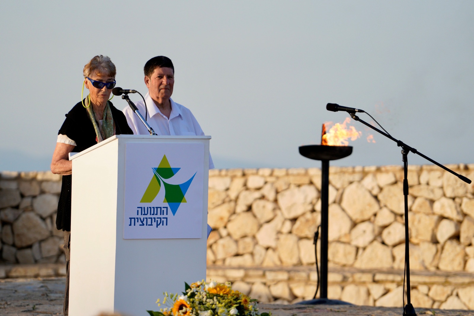 בריג'יט מלוא, אמו של רס"ן נדב מלוא ז"ל משדה אליהו נושאת דברים בטקס באנדרטה לזכר חללי הקיבוצים