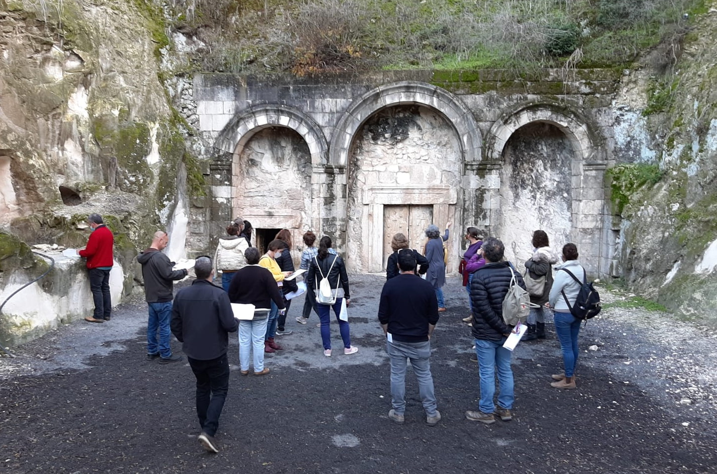 משתתפי ומשתתפות התוכנית בבית שערים במסגרת יום סיור בגליל התחתון בחודש שעבר