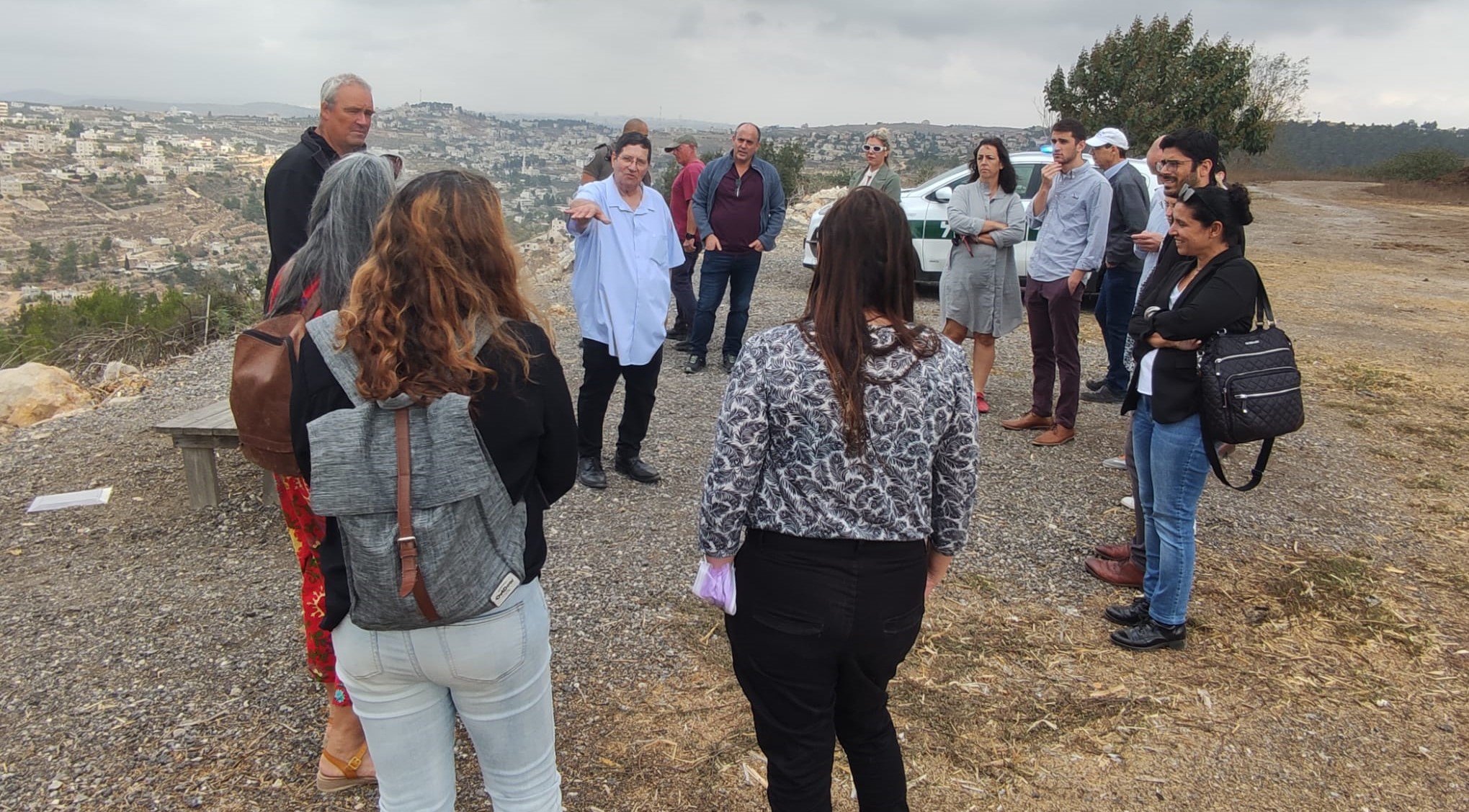 נעמה שולץ ורועי דרור (בצד הימני של התמונה) מקבלים הסבר בתצפית במעלה החמישה