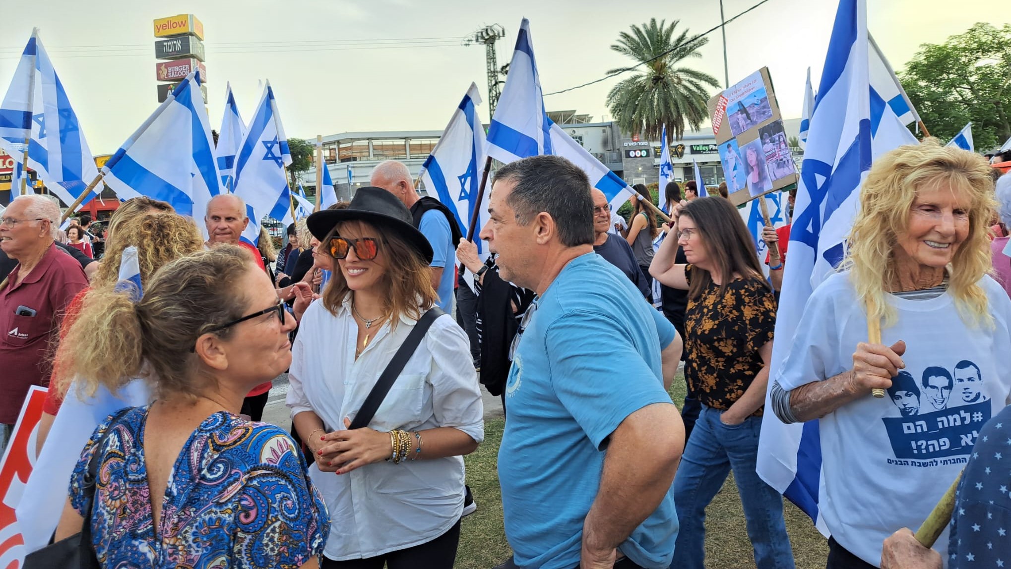 גם נועה תשבי הגיעה להפגנה בשבת בצומת צמח, לצד העיתונאי בן כספית, אורנה שמעוני ואלפי אזרחים שאכפת להם