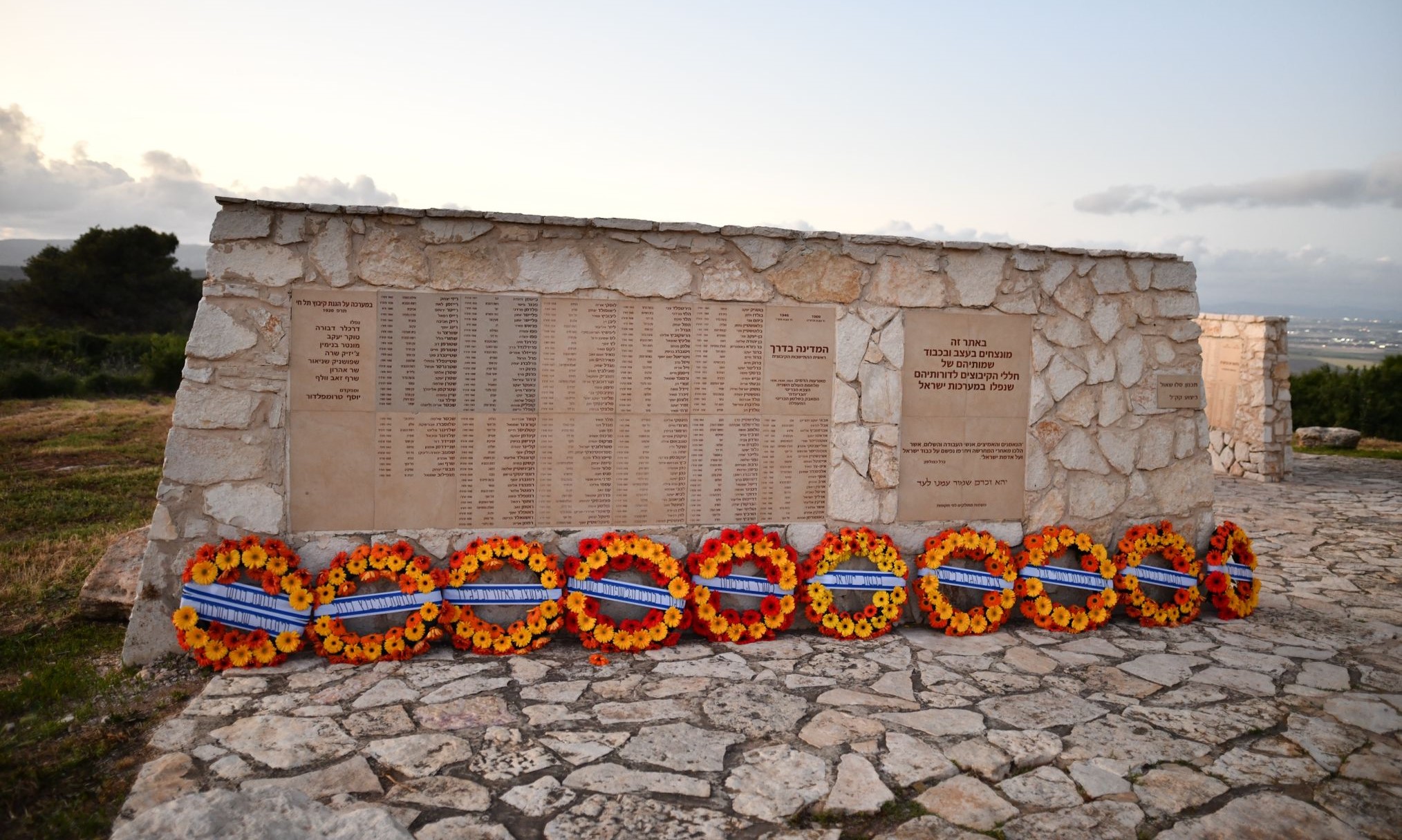 האנדרטה לזכר נופלי הקיבוצים עם הזרים בתום הטקס. צילום: אלעד גוטמן