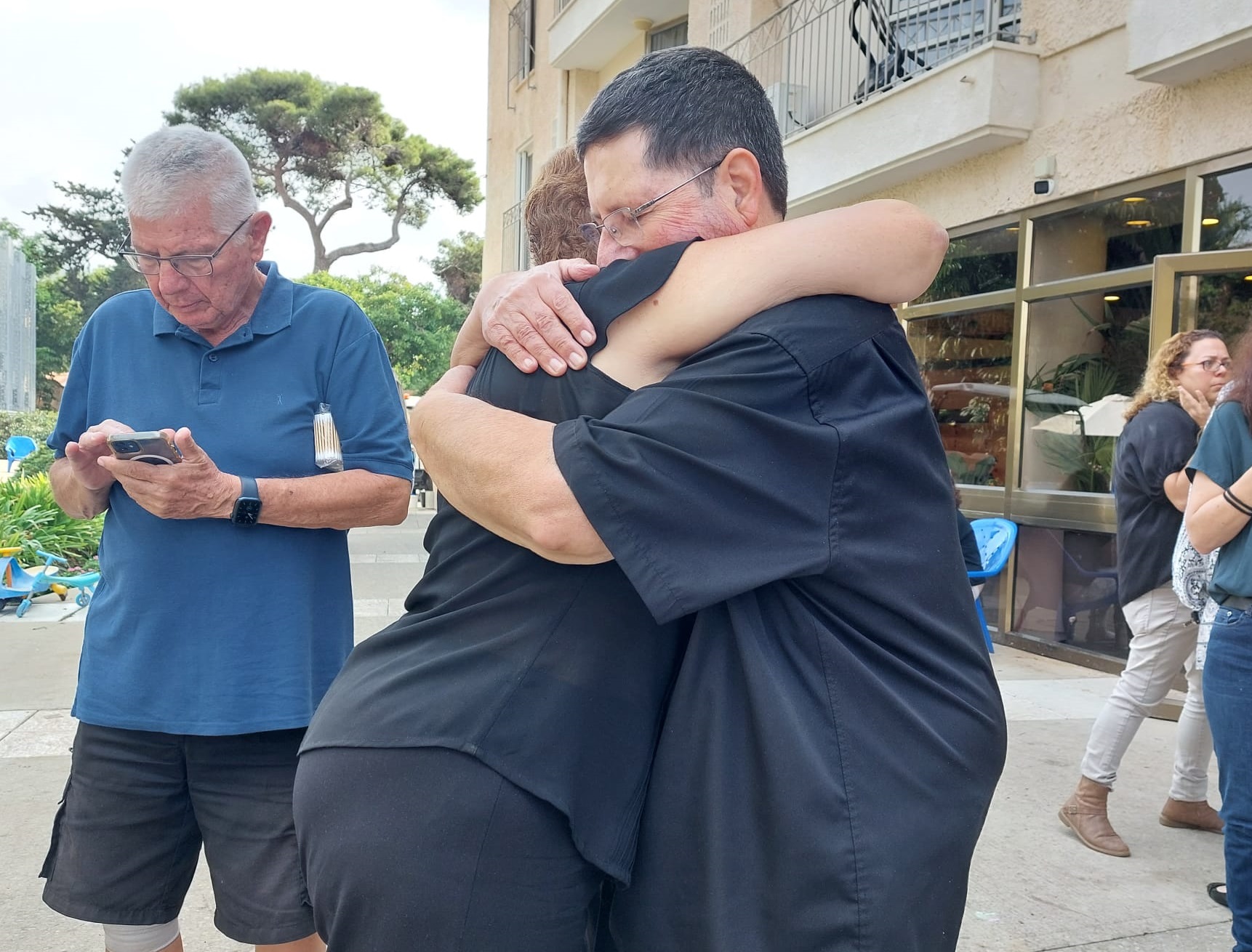 ניר מאיר מבקר את תושבי הקיבוצים מעוטף עזה ושדרות שמתארחים בקיבוץ שפיים