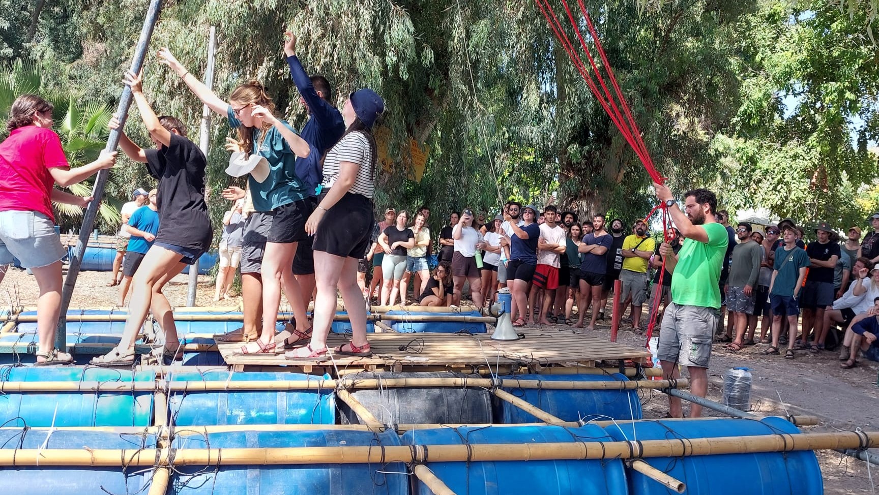 המדריכים לומדים לבנות רפסודה בהכנה. ההיענות גבוהה למרות ואולי בגלל השנה הקשה שעוברת על כולנו