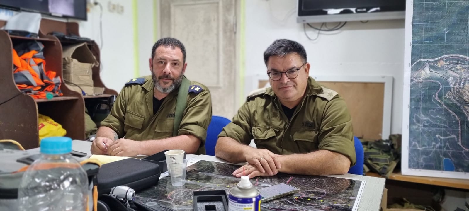 ח״כ ביטון בכיתת הכוננות בחניתה. (צילום: אלבום פרטי)