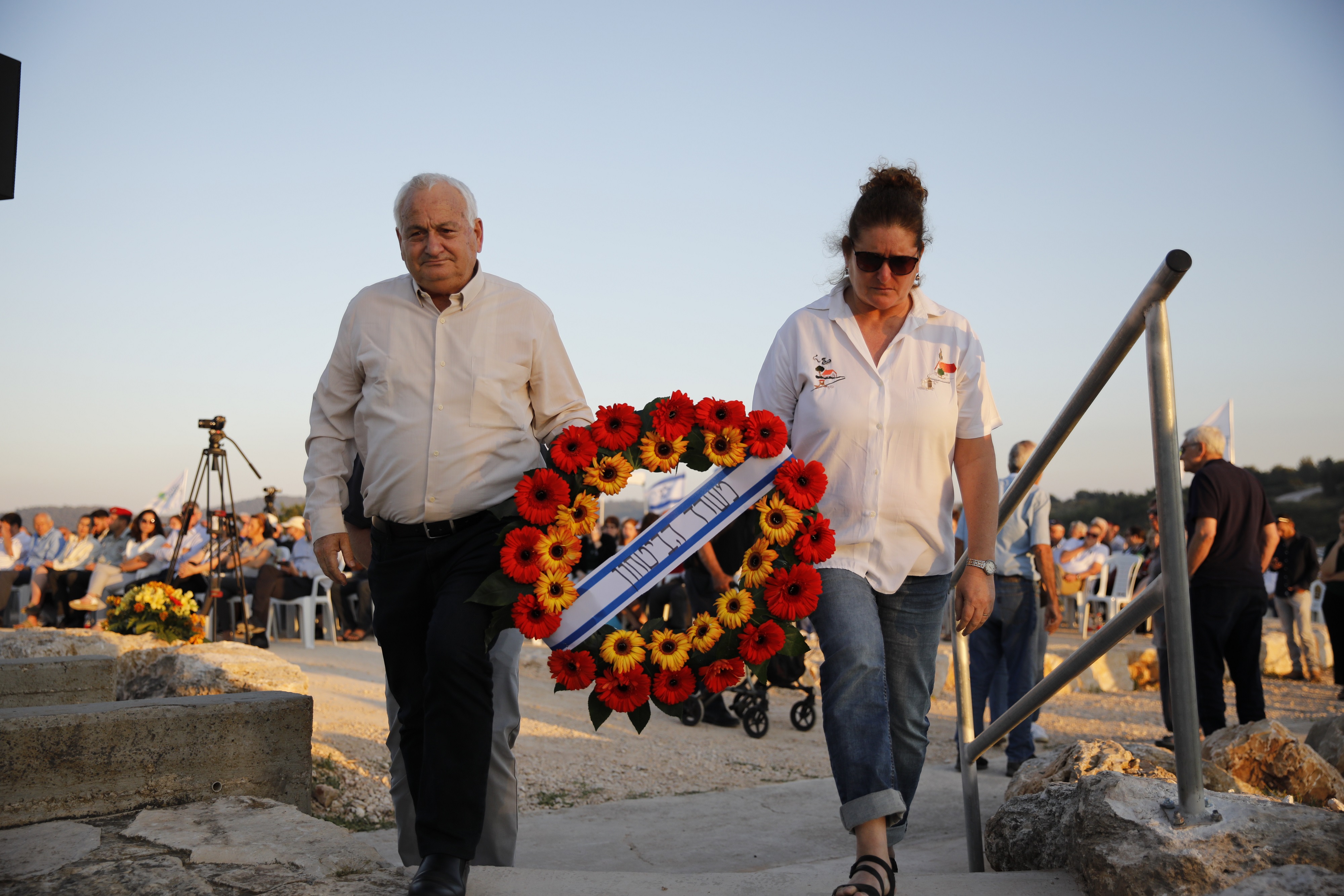 סגן שר הביטחון אלון שוסטר מניח את זר משרד הביטחון עם תמר דורי חריף, אלמנתו של איציק דורי ז"ל ממצר