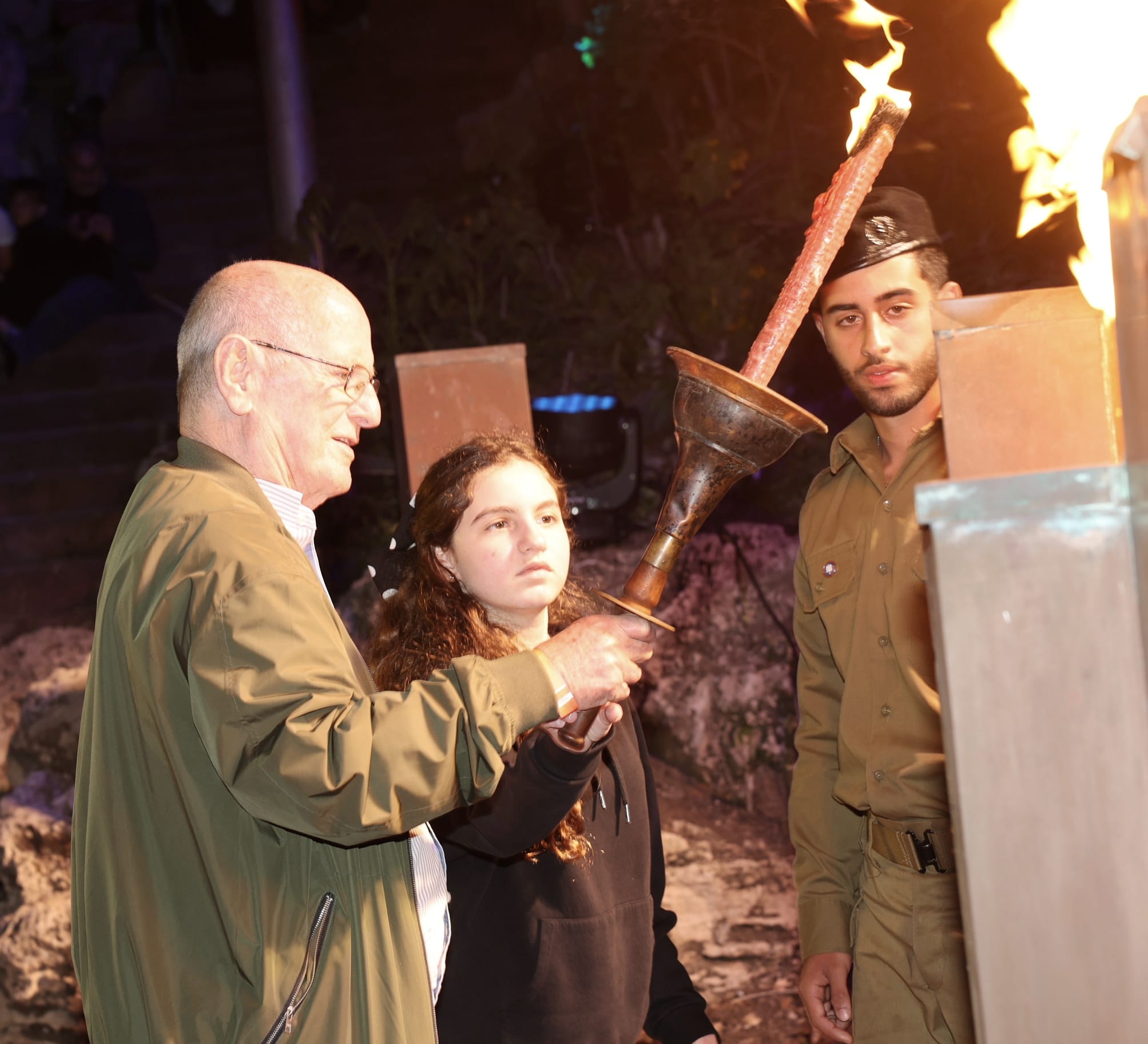 אלוף (במיל') יוסי פלד מדליק משואה. צילום: רפי דלויה