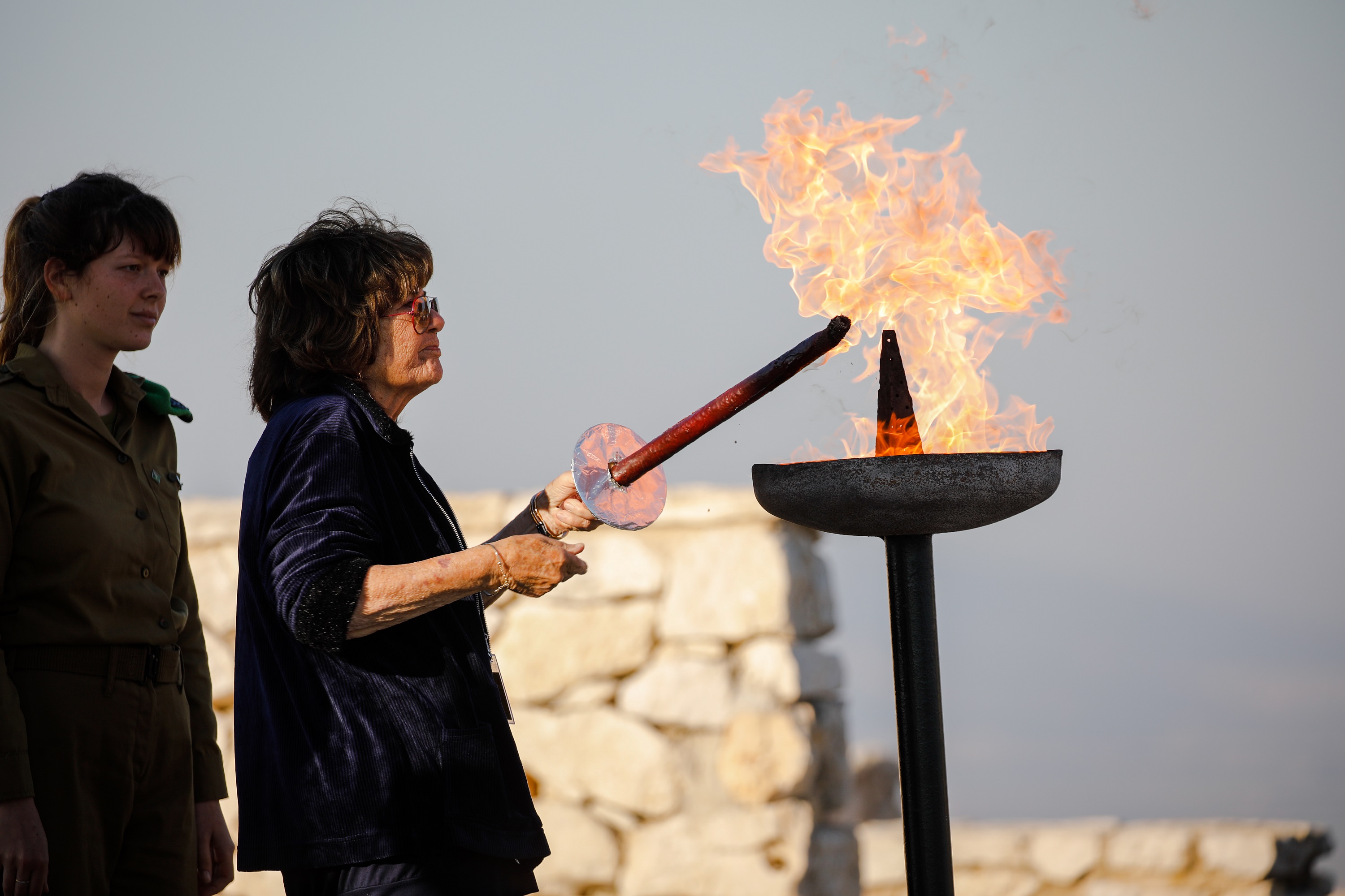 לאה בר, אמו של סרן דרוד בר ז"ל, מדליקה את אבוקת הזיכרון. צילום: שיר טורם