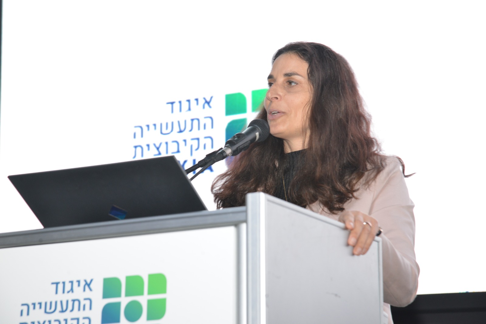 הדס דניאלי ילין מברכת בכנס. צילום: תמר מצפי