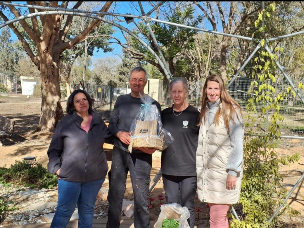 גמלאי שנת השירות בקיבוץ סופה (צילום: דוברות התנועה הקיבוצית)