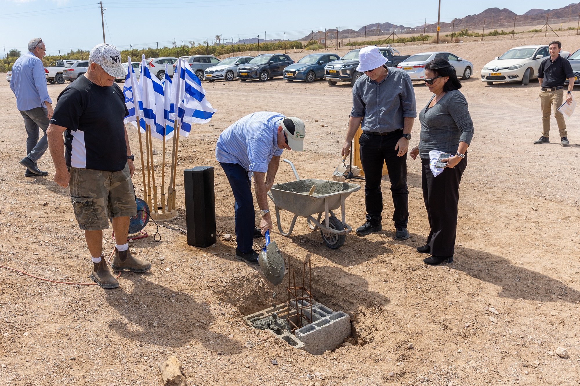 ראש המועצה האזורית אילות, ד"ר חנן גינת, יוצק מלט על אבן הפינה