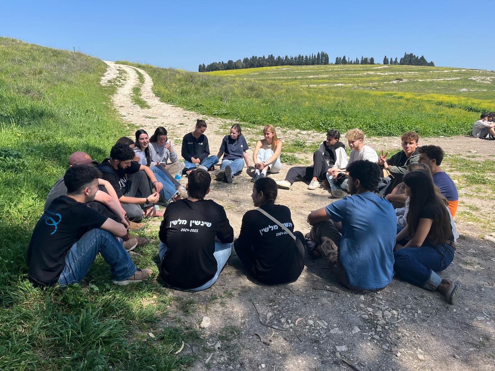 מתנדבי שנת שירות בטיול (צילום: תקשורת דוברות)