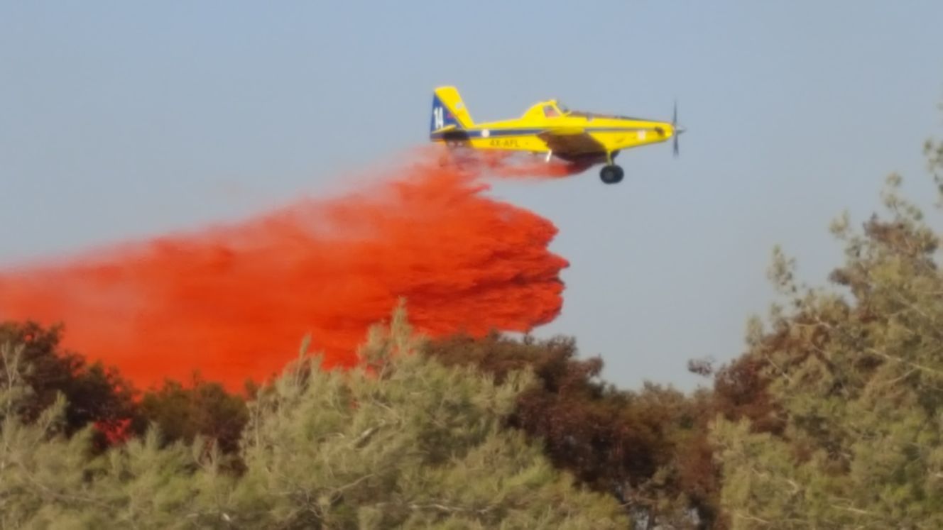 מטוס בכיבוי השריפה