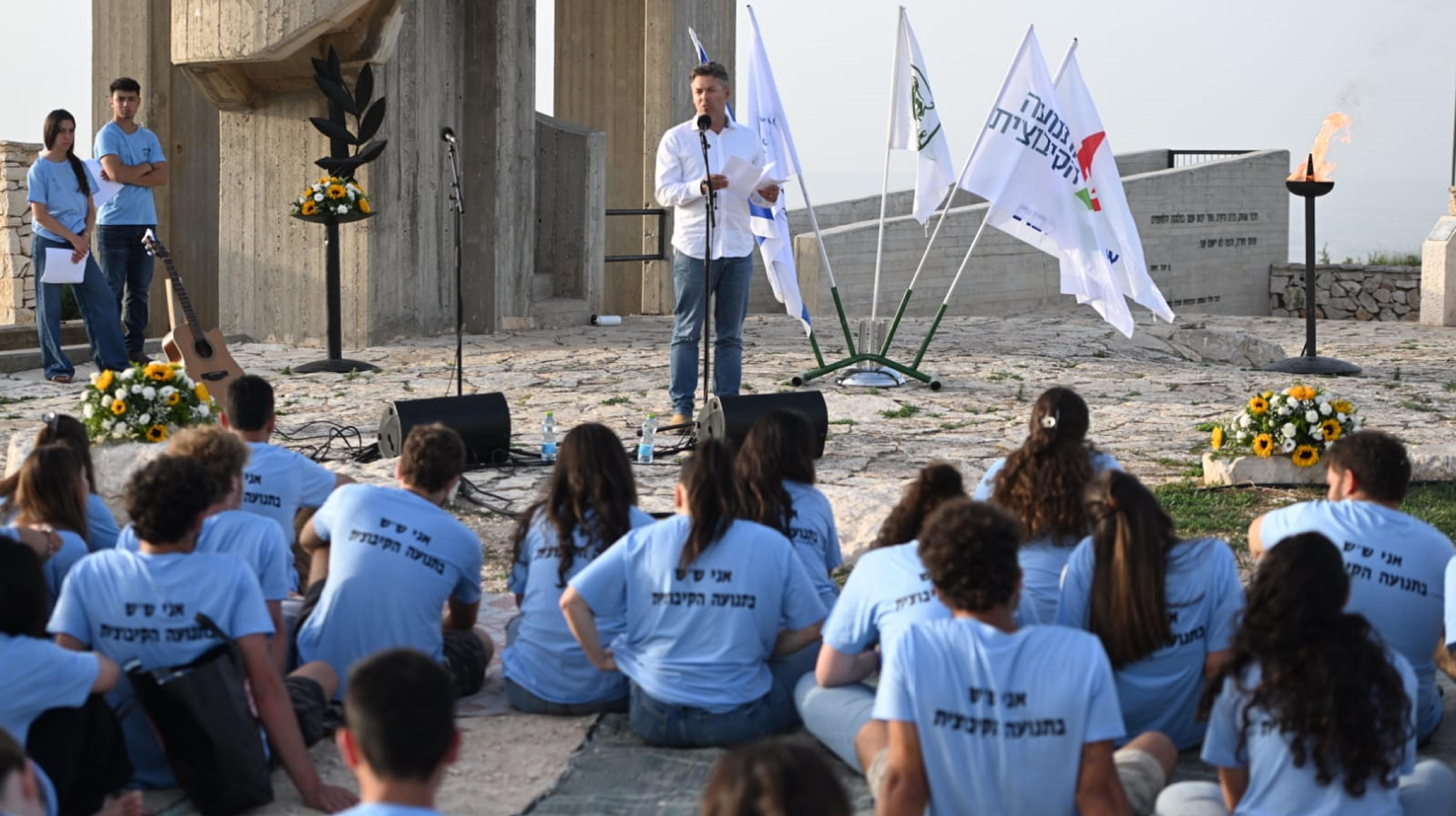 מזכ"ל התנועה הקיבוצית ליאור שמחה נושא דברים בטקס ההתייחדות באנדרטת הקיבוצים. צילום: רמי שלוש