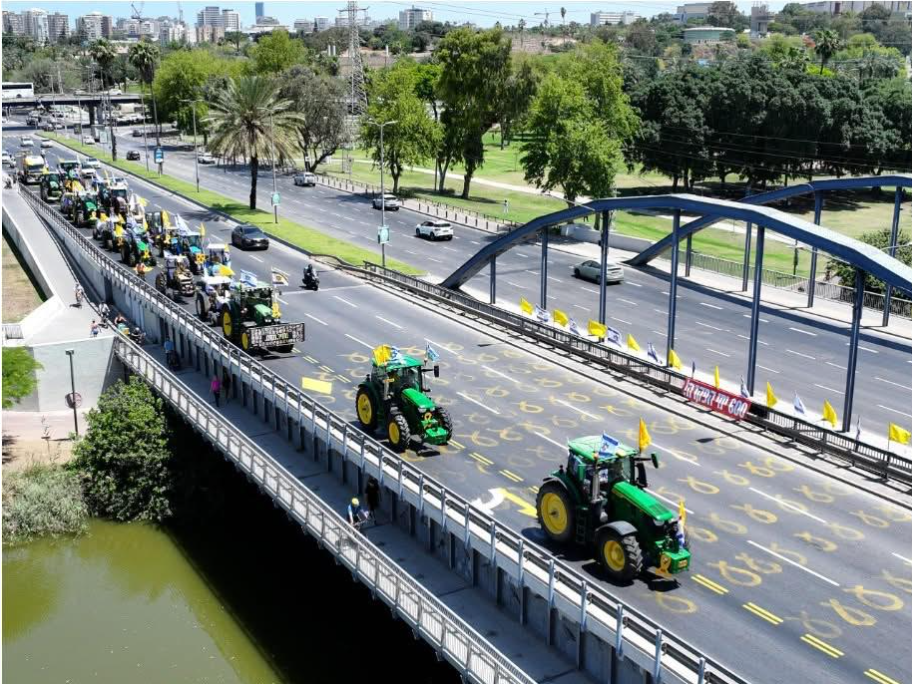 שיירת טרקטורים לכיכר החטופים. צילום: אביב אטלס