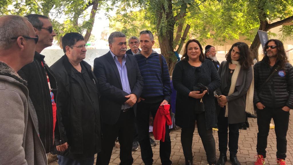 מטה התנועה הקיבוצית עם משפחת פרץ בפתח הקלפי בשדרות