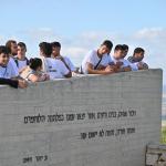 על רקע באנדרטה