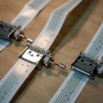 ירין אבו חמד, שלושה רקיעים, 2026, תיבת נגינה אנלוגית ונייר קרטון. צילום: טל בדראק