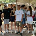 חיוך בין העבודות