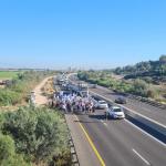 חסימת כביש החוף ליד מעגן מיכאל אחר הצהריים