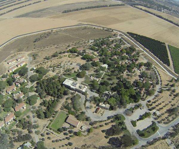 בין שדות לפרדסים, על ספר המדבר, פנינה ירוקה שוכנת.