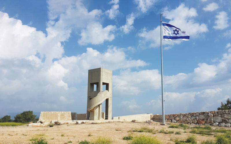 אנדרטת הקיבוצים במשמר העמק. הייבנה קיר חמישי עם שמות 350 חללים (צילום: דוברות התנועה הקיבוצית)