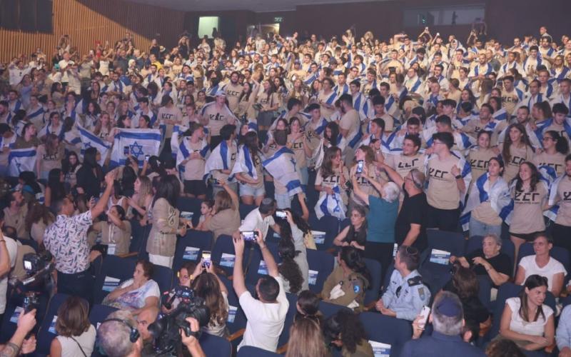 בקרוב ייכנסו "מתחת לאלונקה". החניכים מגרעיני צבר של קיץ 24' בטקס הפתיחה. צילום: עודד אנטמן