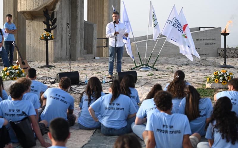 מזכ"ל התנועה הקיבוצית ליאור שמחה נושא דברים בטקס ההתייחדות באנדרטת הקיבוצים. צילום: רמי שלוש