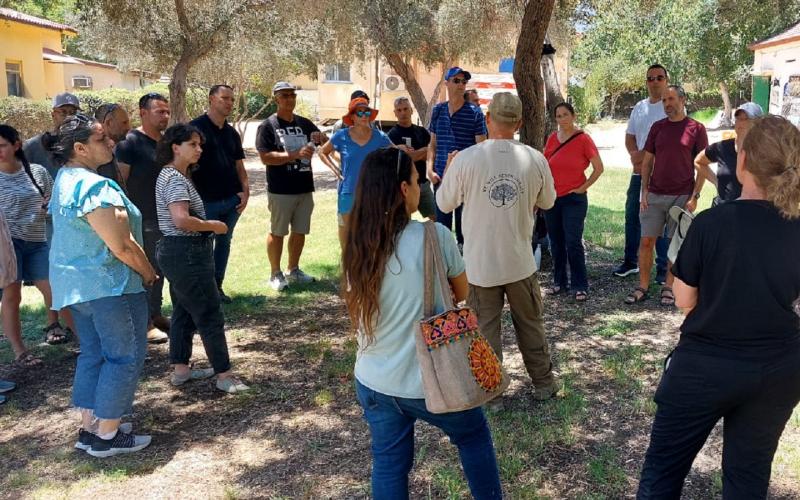 הביקור בכפר עזה במסגרת מפגש הסיום של הקורס להכשרת מנהלי קהילה. מספר שיא של משתתפים